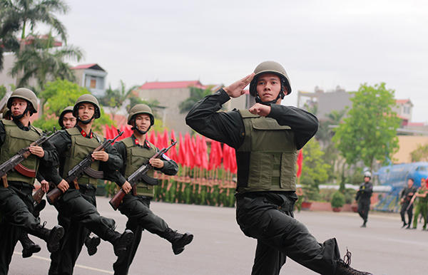 Sinh viên Học viện Cảnh sát nhân dân đang hăng hái diễn tập chuẩn bị cho buổi thao diễn chào mừng ngày thành lập trường 15/5.