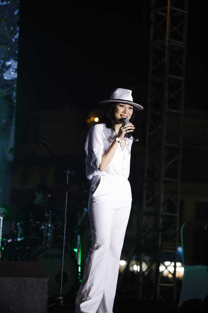 Mỹ T&acirc;m x&uacute;c động khi nhiều fans đồng thanh h&aacute;t c&ugrave;ng c&ocirc; trong loạt tiết mục mới nhất