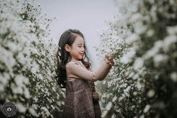 “Tiểu Chi Pu” khiến cư dân mạng sôi sùng sục với bộ ảnh chụp cùng cúc họa mi được đánh giá là đẹp nhất mùa