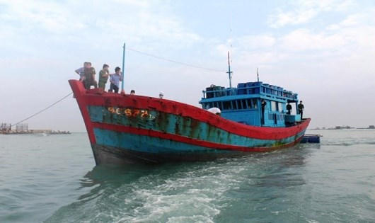 Tàu cá QNg 96677 đưa thi thể nạn nhân về Lý Sơn.