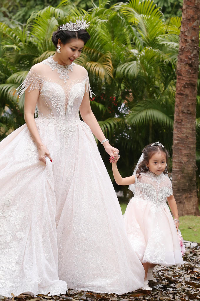 Hà Kiều Anh dắt tay con gái trình diễn.