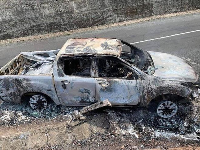 Chiếc xe bán tải cháy rụi với một thi thể biến dạng bên trong.