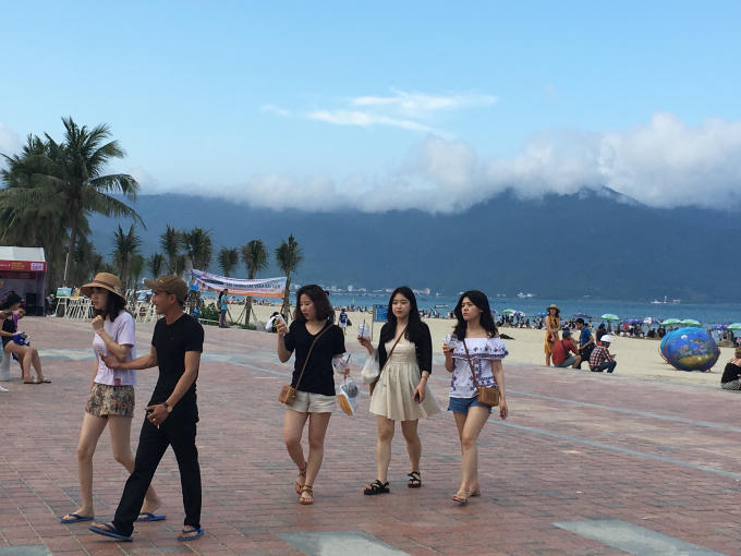 Du khách và người dân Đà Nẵng tập trung đông tại bãi biển Mỹ Khê - nơi diễn ra các hoạt động mùa du lịch biển Đà Nẵng 2018.