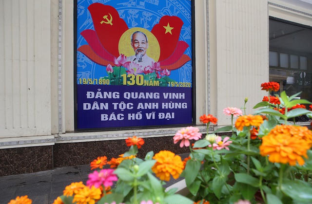 Cờ hoa và hình ảnh Chủ tịch Hồ Chí Minh xuất hiện trên nhiều tuyến phố.