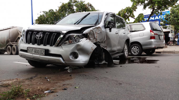 Bánh xe Fortuner rơi ra ngoài, nằm chắn ngang đường.
