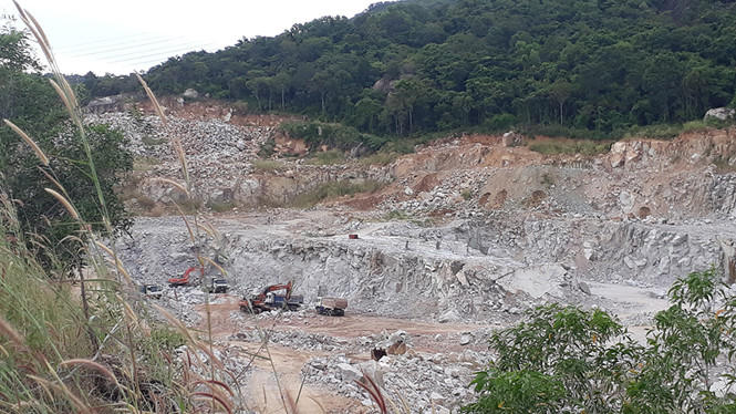 Hàng loạt điểm khai thác đá, bạt chân núi Dinh như đại công trường nham nhở chạy dọc theo QL56, tuyến tránh TP.Bà Rịa.