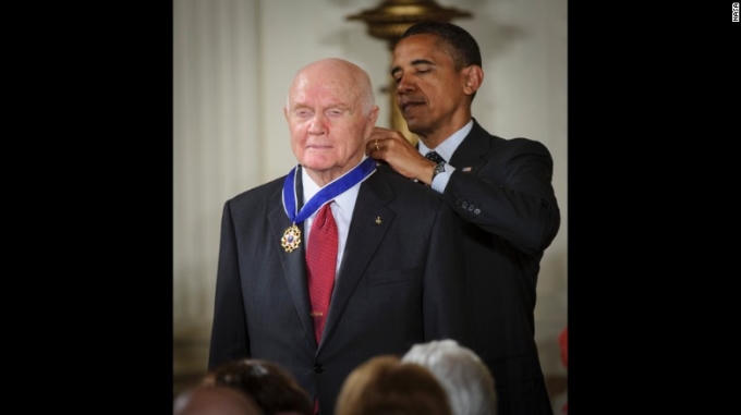 Trong tuyên bố chính thức, Tổng thống Barack Obama người từng trao cho ông Glenn Huy chương tự do năm 2012 nói sự ra đi của ông Glenn khiến “nước Mỹ mất đi một biểu tượng”. (Ảnh: Getty)