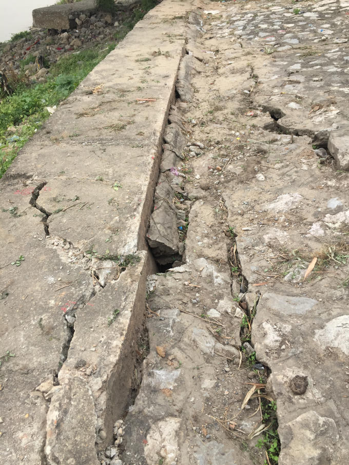 Có những đường nứt chạy dài vài mét với chiều rộng khoảng gần 20cm.