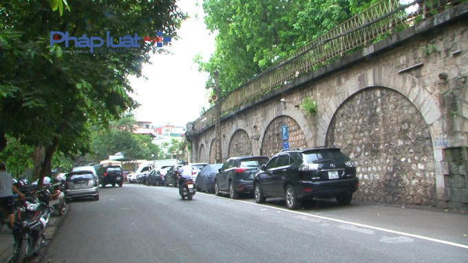 Thậm chí trở thành bãi đỗ xe.