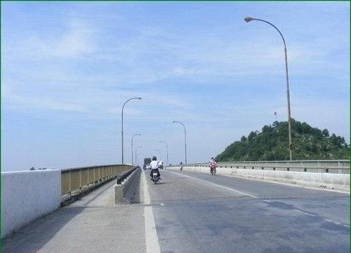 Cầu vượt Hoàng Long, nơi 2 học sinh định nhảy xuống tự tử. Ảnh: Phong Trần.