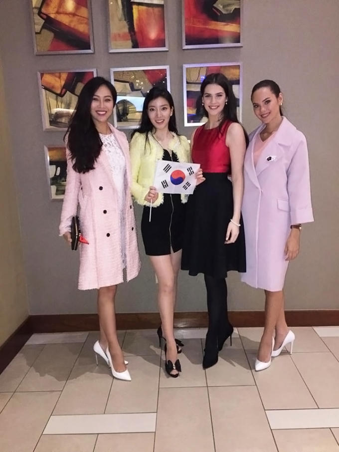 Vào buổi tối, Diệu Ngọc và các thí sinh Miss World 2016 có buổi tiệc nhẹ, thân mật như thủ tục chào đón. Cô vui vẻ chụp ảnh lưu niệm cùng 3 đại diện nằm trong danh sách thí sinh “nặng kí” của Hoa hậu Thế giới 2016: Hoa hậu Ireland: Niamh KENNEDY (váy đỏ đen, cao 1m80), Hoa hậu Hàn Quốc: Hyun WANG (áo vàng, cao 1m77), Hoa hậu Philippines: Catriona Elisa GRAY (áo khoác hồng, cao 1m80).