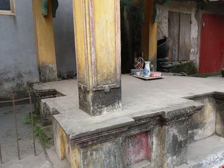 Nấm mồ của hai mẹ con chị H được xây bằng bê tông kiên cố.