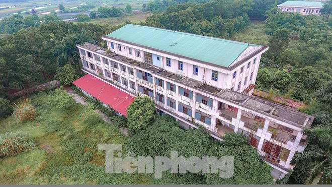 Theo Quyết định phê duyệt, dự án sẽ chia làm 2 giai đoạn. Giai đoạn 1 sẽ xây dựng 11 khu nhà chức năng, khối hành chính và các khoa khám chữa bệnh cùng với 7 hạng mục công trình phụ trợ.