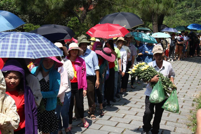 Rất đông người dân chen chúc nhau đến Vũng Chùa viếng mộ Đại tướng Võ Nguyên Giáp.