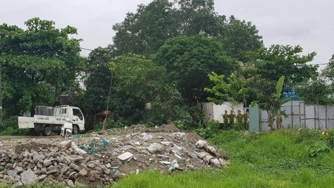 Công an quận Nam Từ Liêm tiến hành dẫn đối tượng Sơn đến hiện trường để thực nghiệm hiện trường.
