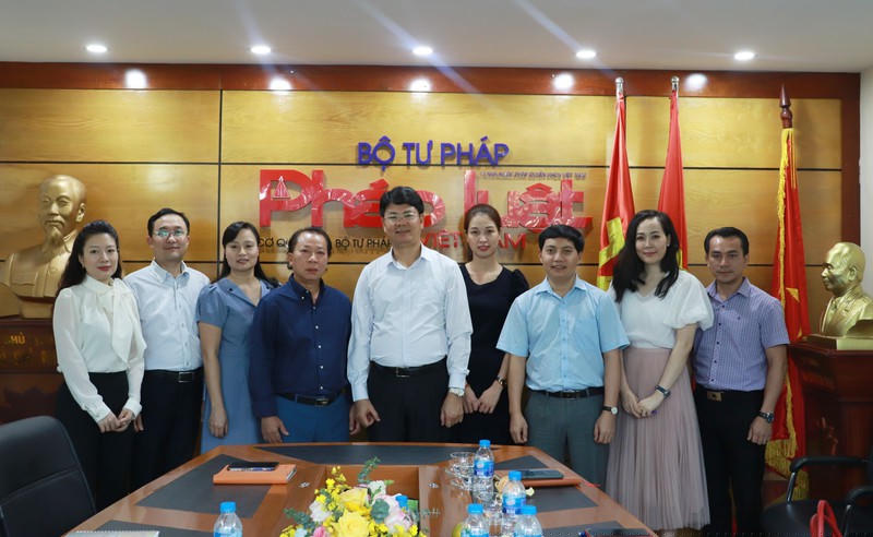 Thứ trưởng Nguyễn Thanh Tịnh và đại diện một số đơn vị thuộc Bộ chụp ảnh lưu niệm với Ban Biên tập, cán bộ chủ chốt của Báo PLVN