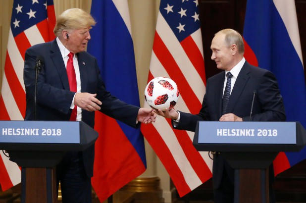 Tổng thống Putin tặng cho ông Trump một quả bóng trong cuộc gặp tại Phần Lan. (Ảnh: Reuters)