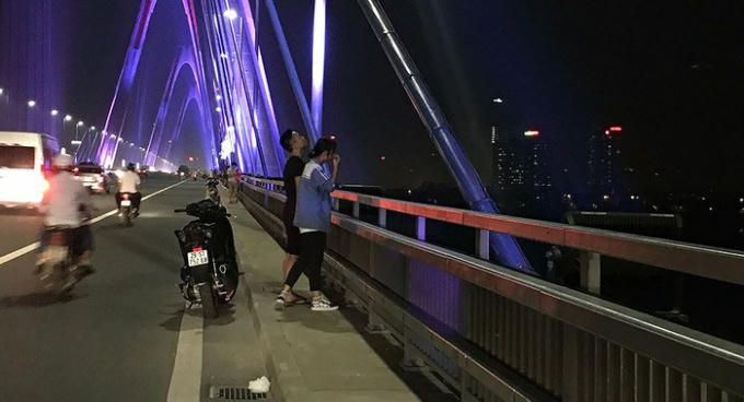 Đùa giỡn tính mạng, người dân kéo nhau lên cầu Nhật Tân 'hóng gió'