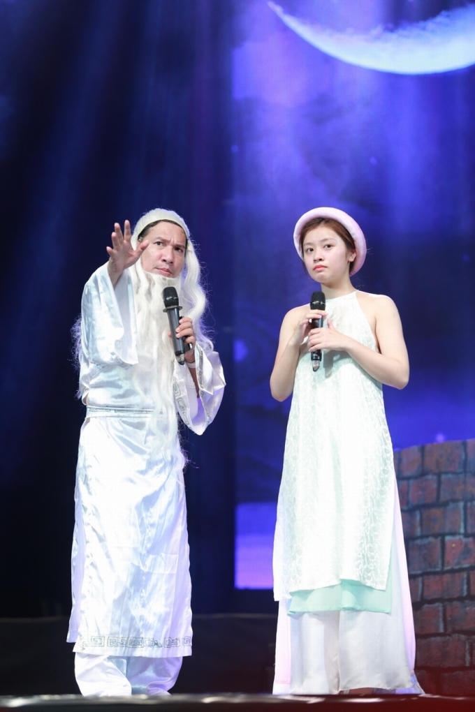 Quang Thắng kh&ocirc;ng ngại đu d&acirc;y, chạy v&ograve;ng quanh s&acirc;n khấu v&igrave; hot girl d&acirc;n gian Thu Hằng