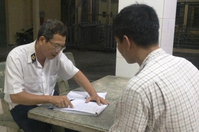 Lực lượng chức năng lập biên bản xử lý.