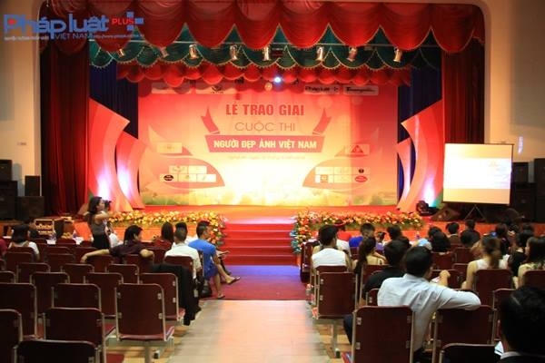 Chỉ vài phút nữa thôi, chương trình sẽ chính thức bắt đầu.