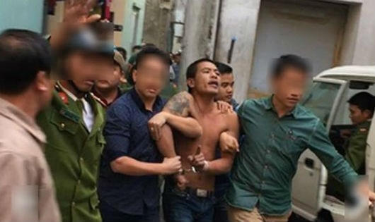 Bắt kẻ “ngáo đá” phá nghĩa trang, đánh công an. (Ảnh: Một thế giới)
