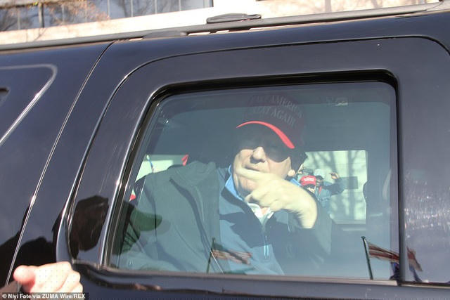 Vào khoảng 10h30 sáng, ông Trump rời Nhà Trắng và đoàn xe của ông đã đi qua đám đông người ủng hộ để chào đón họ, trước khi ông di chuyển tới sân golf ở Sterling, Virginia.