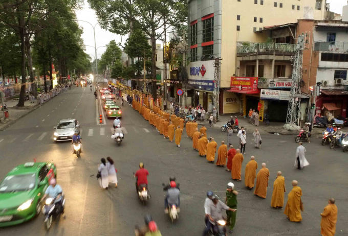 Đoàn đi trang nghiêm.