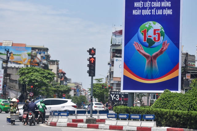 Các cụm pano cố định, pano 2 mặt lớn được trang trí trên nhiều dải phân cách các tuyến phố, vùng ven cửa ngõ của Hà Nội.