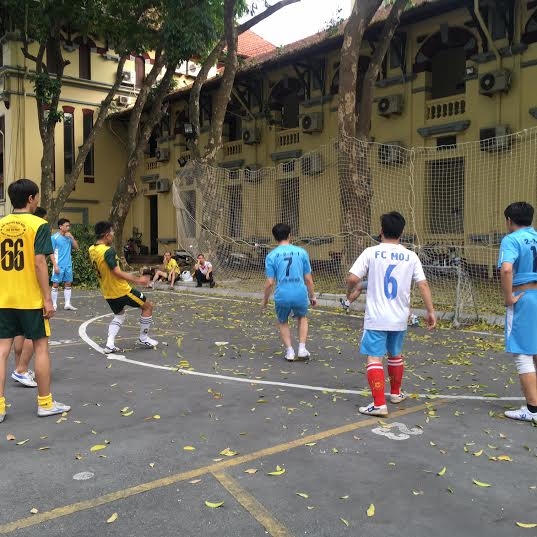 Vũ Thanh Tùng (áo vàng xanh đeo kính) đã ghi 4 bàn thắng tại trận này, góp phần cho Liên đơn vị BTNN, ĐKQGGDBĐ giành vé thứ 2 vào bán kết
