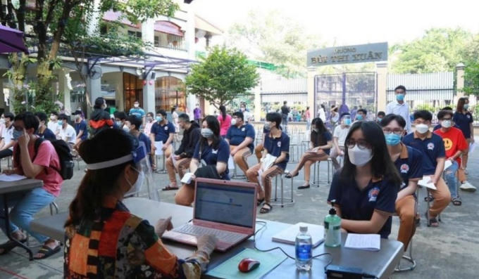 Học sinh đăng ký thông tin trước khi tiêm.