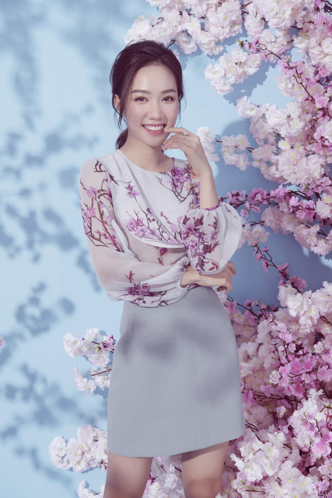 Nét duyên dáng của BST được thể hiện rõ nét với chất liệu voan và chiffon mỏng.  Thiết kế đầm dài họa tiết hoa với đường cut vai là lựa chọn hoàn hảo để trở nên thanh lịch dịu dàng. Và đây là một sự lựa chọn đáng để chinh phục dành cho phái đẹp.