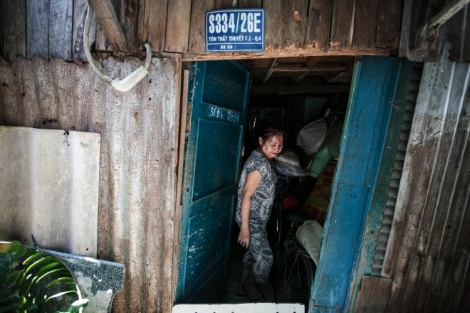 Nhà nhỏ nhưng chứa nhiều đồ đạc và xuống cấp nên 4 đứa con của bà Tô Thủy Tuyết Mai đã thuê nơi khác ở, nhà chỉ còn lại mình bà. "Tôi ở đây đã gần nửa đời người. Căn nhà cũng đã dựng gần chục năm nay. Nhiều lúc muốn sửa sang lại nhưng không có tiền", bà Mai giãi bày.