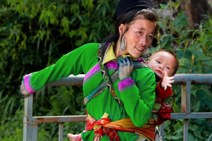Trên lưng mẹ - Ảnh: Mai Xuân Huy