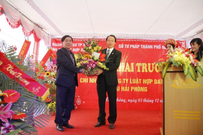 Ông Nguyễn Ngọc Hoàng (bên phải) nhận hoa từ khách mời.