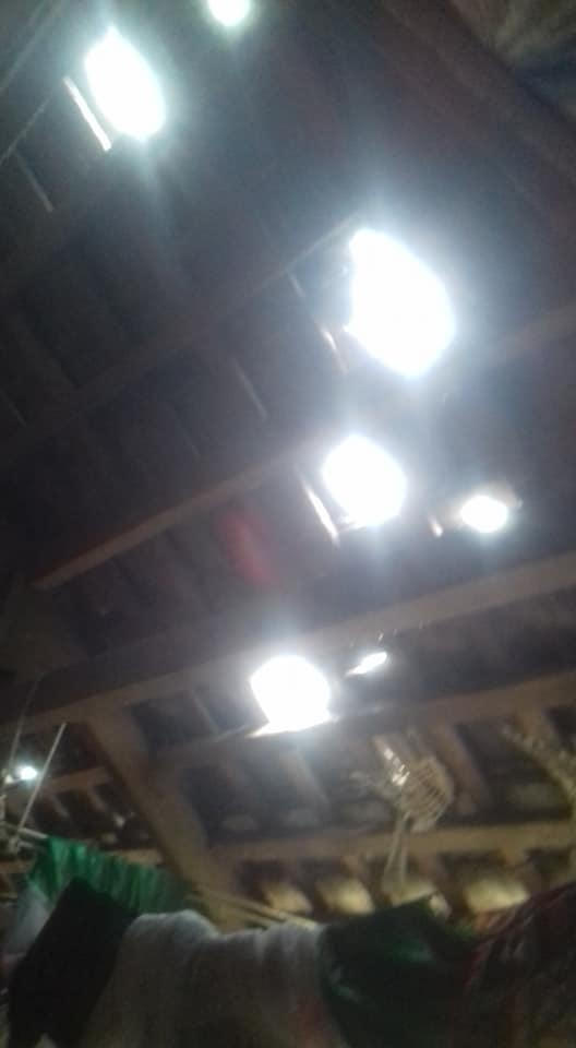 Mái ngói nhà chị Minh Sáu (Mộc Châu, Sơn La) bị mưa đá làm vỡ.