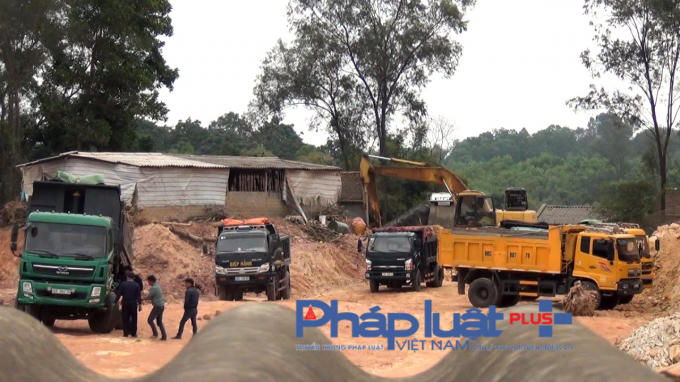 Xe tải v&agrave; m&aacute;y x&uacute;c tấp nập c&agrave;y xới những quả đồi.