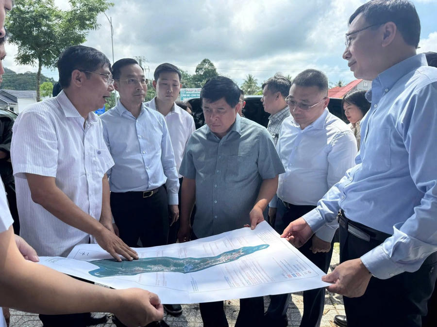 Ông Lê Việt Bắc – Giám đốc Sở Xây dựng tỉnh An Giang tham gia chuyến khảo sát cùng Phó Thủ tướng Nguyễn Chí Dũng và lãnh đạo Sở, ngành tỉnh An Giang.