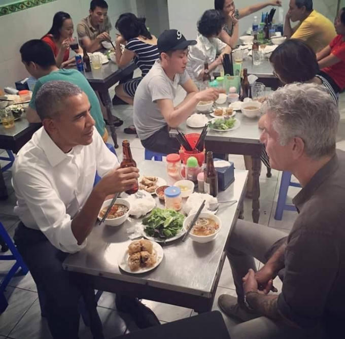 Hình ảnh ông Obama ăn bún chả Hà Nội được đăng tải trên trang cá nhân của Anthony Bourdain. (Ảnh:Nguồn Internet)