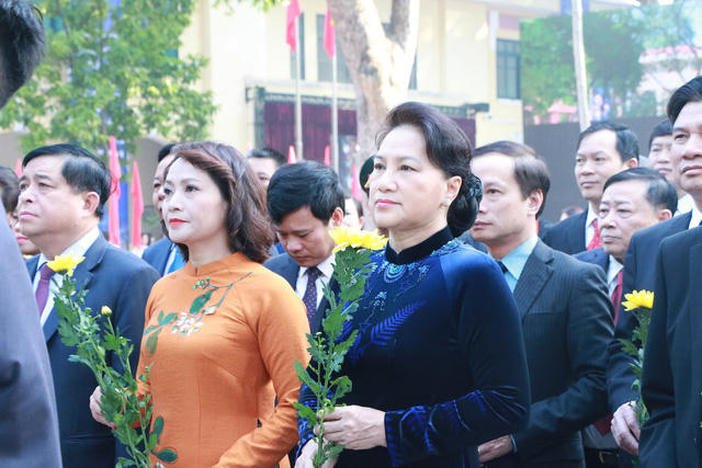 Chủ tịch Quốc hội Nguyễn Thị Kim Ngân cùng các khách mời dâng hoa tại tượng đài Danh sư Chu Văn An.