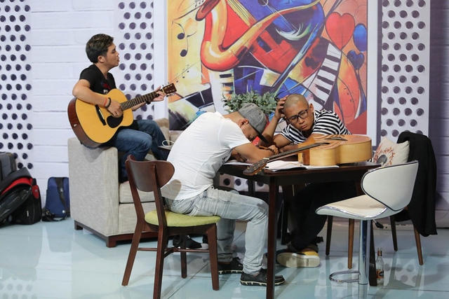 Trong phần thi đầu tiên ở vòng này, 8 thí sinh sẽ được bắt cặp với nhau và nhận nhiệm vụ sáng tác ca khúc mới trong vòng 24h theo chủ đề được HLV đưa ra. Họ được đưa vào các căn phòng riêng.