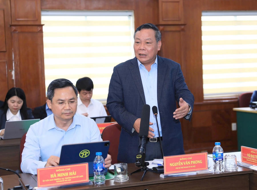 Phó Bí thư Thành ủy Hà Nội Nguyễn Văn Phong phát biểu tại buổi làm việc. Ảnh: Phạm Linh.