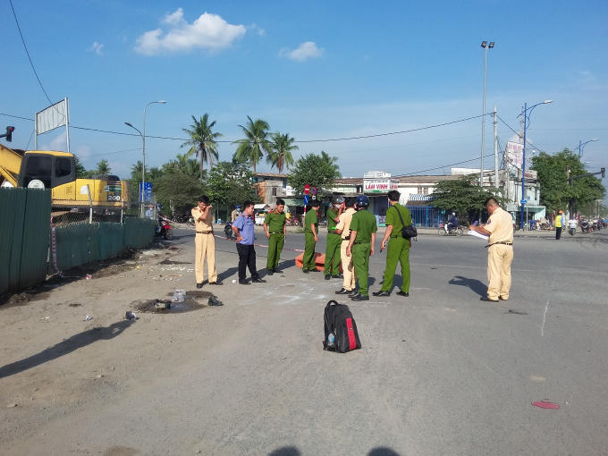 Công an quận 2 khám nghiệm hiện trường.