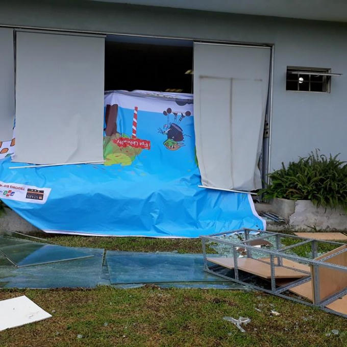 Kính vỡ ra ngoài khuôn viên.