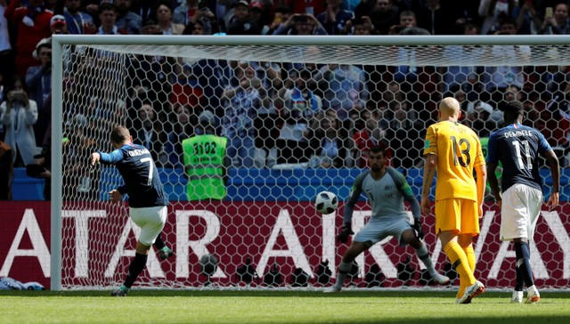 Griezmann ghi bàn thắng mở tỉ số cho Pháp trên chấm phạt đền. (Ảnh: Reuters)