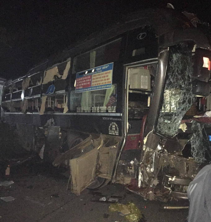 Xe khách hư hỏng, biến đạng sau tai nạn.