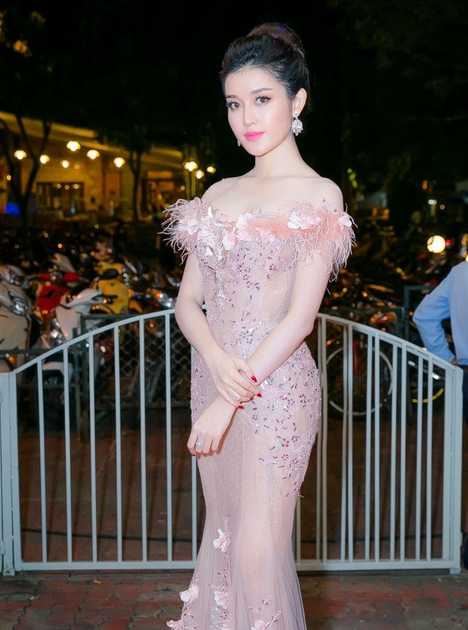 Phần cúp ngực đính trang trí dải hoa khoe được làn da trắng và bờ vai trần thon thả của Á hậu Việt Nam. Kết hợp cùng kiểu trang điểm ngọt ngào và mái tóc búi hai tầng càng khiến vẻ đẹp của cô thêm phần cuốn hút.