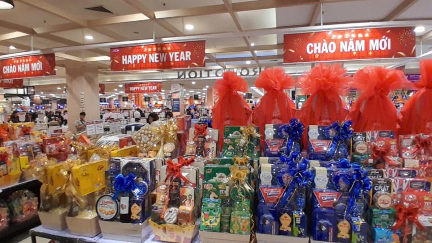 Trung tâm thươmg mại AEON Mall Long Biên - Hà Nội chào đón khách hàng với những giỏ quà tết bắt mắt.