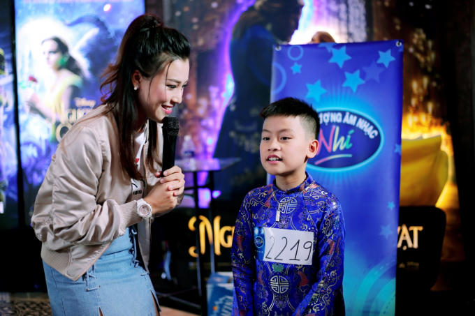 Hoàng Oanh thấy mình trẻ gần chục tuổi khi dẫn Vietnam Idol Kids