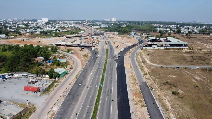 Đường Mỹ Phước - Tân Vạn đoạn nút giao Bình Chuẩn đang được mở rộng từ 6 lên 12 làn xe. Ảnh: Đình Trọng